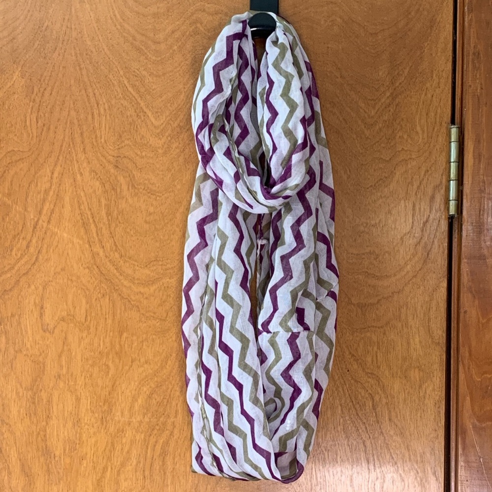 ✨4 for $15✨Purple and green zigzag infinity scarf